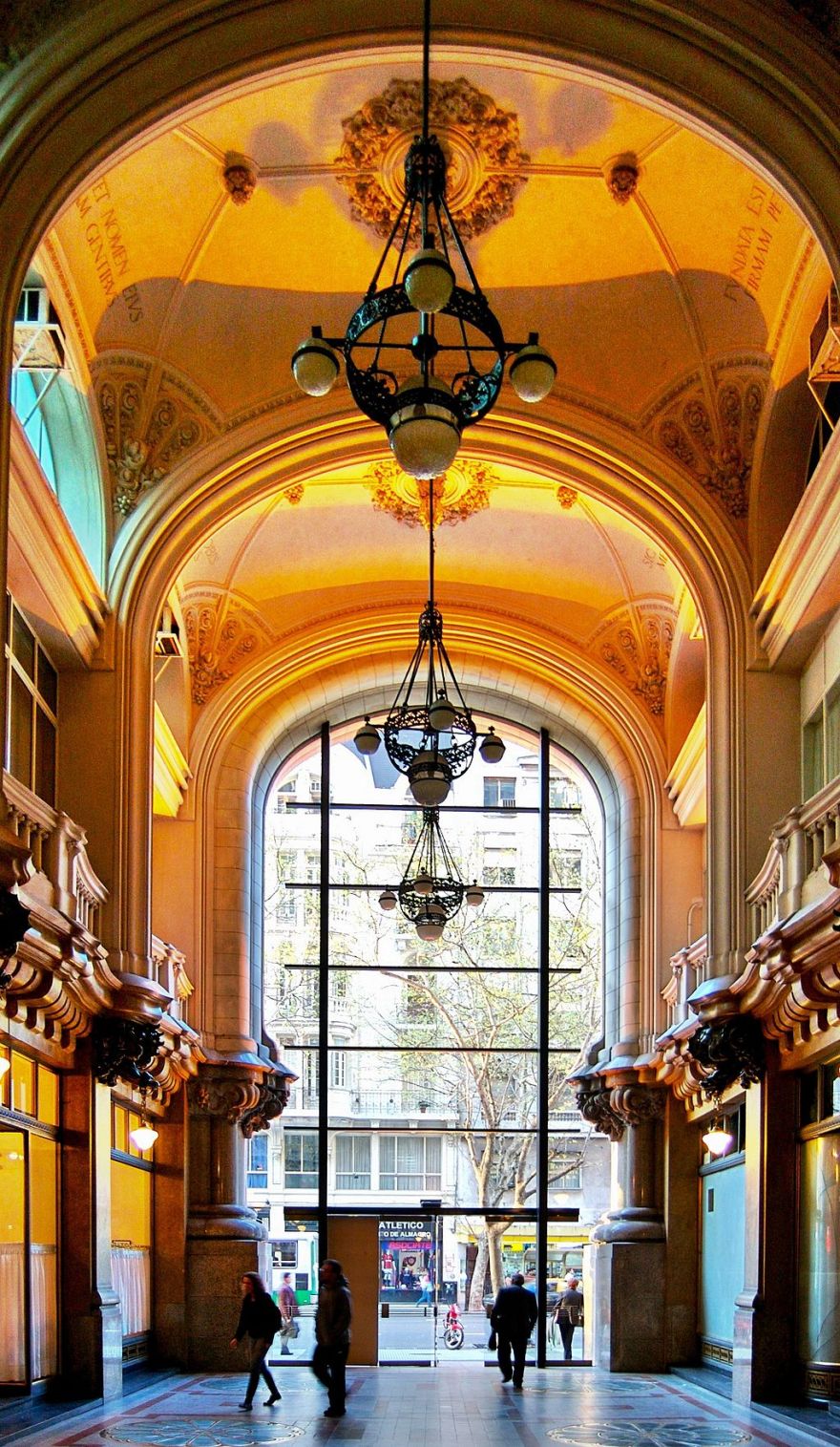 1024px-Buenos_Aires_-_Palacio_Barolo_-_Hall_principal